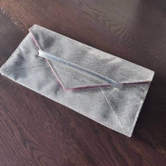 NWOT!  VICTORIA’S SECRET The Sexiest on Earth Sparkly Silver Clutch - Picture 5 of 7